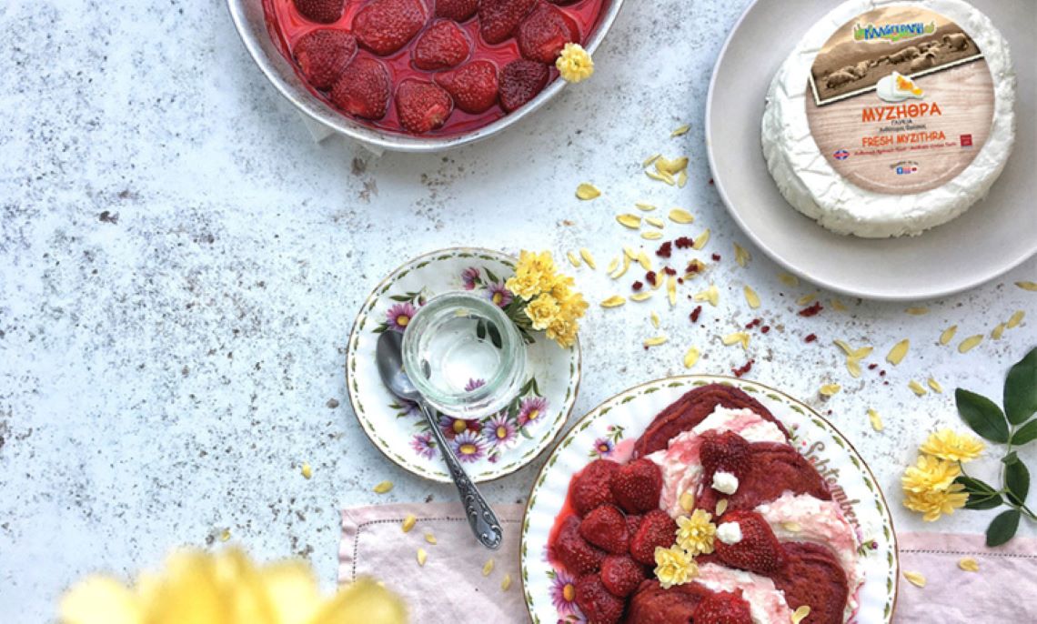 Red Velvet Pancakes με Γλυκιά Μυζήθρα και φράουλες